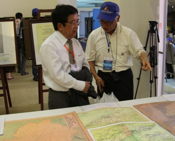 Các học giả, nhà nghiên cứu tại triển lãm.