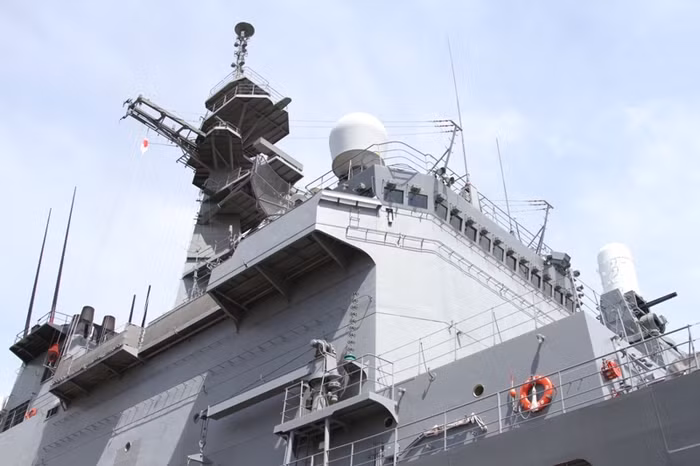 Trên tàu gồm có nhiều thiết bị và vũ khí hiện đại...