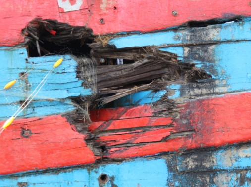 “Vết thương” trên thân tàu ĐNa 90152TS. Ảnh H.Q