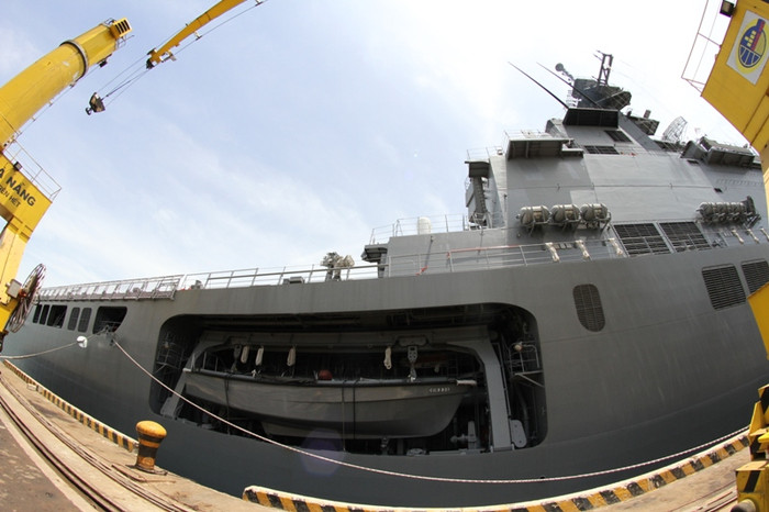 Xuồng cứu hộ được xếp trong tàu... Xuồng cứu hộ được xếp trong tàu...