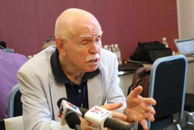 Giáo sư Jerome Cohen - Chủ tịch Viện luật pháp Hoa Kỳ - Châu Á, đề xuất Việt Nam có thể tham gia vụ kiện với Philippin hoặc tự khởi kiện Trung Quốc, và khuyến nghị các nước liên quan nên tận dụng sự trợ giúp của Tòa án Công lý quốc tế (ICJ) hay hệ thống thể chế pháp lý của Công ước Liên hợp quốc về Luật biển để giải quyết tranh chấp với Trung Quốc. Ảnh H.Q Giáo sư Jerome Cohen - Chủ tịch Viện luật pháp Hoa Kỳ - Châu Á, đề xuất Việt Nam có thể tham gia vụ kiện với Philippin hoặc tự khởi kiện Trung Quốc, và khuyến nghị các nước liên quan nên tận dụng sự trợ giúp của Tòa án Công lý quốc tế (ICJ) hay hệ thống thể chế pháp lý của Công ước Liên hợp quốc về Luật biển để giải quyết tranh chấp với Trung Quốc. Ảnh H.Q