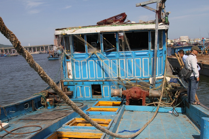 Ngư lưới cụ trị giá hơn 1,2 tỷ đồng trên tàu cũng nát bét, chỉ còn lại vài mảnh lưới thảm thương, sau cú đâm mạnh của tàu Trung Quốc.