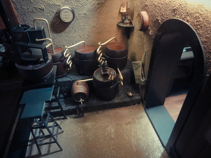 Hầm rượu Debay nằm sâu trong lòng núi, nên nhiệt độ trong hầm rượu thường khoảng 16 độ đến 20 độ C, là nhiệt độ lý tưởng cho việc cất giữ các loại rượu vang.