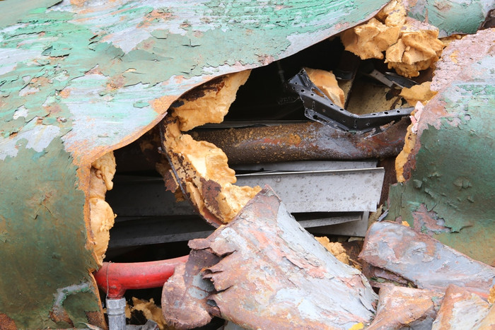 Nhiều cú đâm mạnh khiến nhiều chỗ trên tàu KN 951 tan nát...