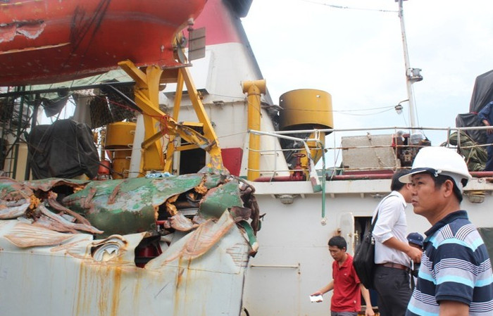 Nhìn đâu cũng thấy "vết thương" trên thân tàu...