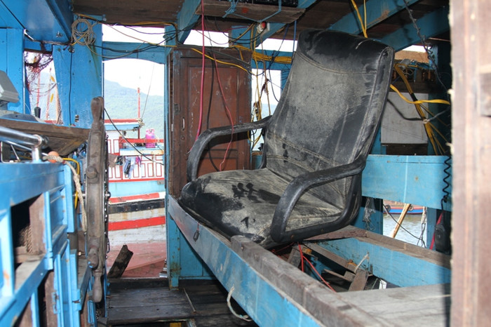 Ghế của thuyền trưởng được đóng chắc chắn nhưng sau hai cú đâm mạnh của tàu Trung Quốc thì ghế và buồng lái bị hư hỏng nặng.