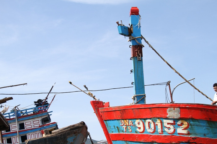 Phía trước mũi tàu cũng bị hư hỏng nặng.