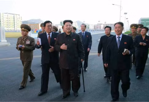 Ông Kim Jong-un với cây gậy bên tay trái "tái xuất" trước ống kính truyền thông.