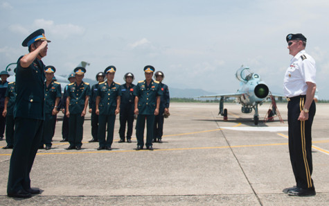 Chủ tịch Hội đồng Tham mưu trưởng liên quân Mỹ Martin Dempsey thăm cảng Đà Nẵng. Bắc Kinh theo dõi chặt chẽ mọi động thái hợp tác quân sự quốc phòng Việt - Mỹ. Chủ tịch Hội đồng Tham mưu trưởng liên quân Mỹ Martin Dempsey thăm cảng Đà Nẵng. Bắc Kinh theo dõi chặt chẽ mọi động thái hợp tác quân sự quốc phòng Việt - Mỹ.