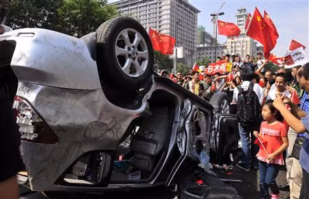 Đám đông người biểu tình Trung Quốc lao vào đập phá xe hơi Nhật, cửa hàng Nhật, tấn công người Nhật và phá hủy bất cứ thứ gì liên quan đến Nhật Bản trên đường đi. Phải chăng đó chính là mục đích, ý muốn của Trung Nam Hải? Nhưng chắc chắn, hậu quả và thiệt hại lâu dài sẽ thuộc về người Trung Quốc.