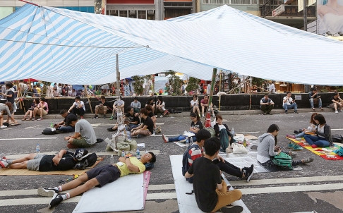 Những sinh viên biểu tình vẫn không chịu rời đường phố. Những sinh viên biểu tình vẫn không chịu rời đường phố.