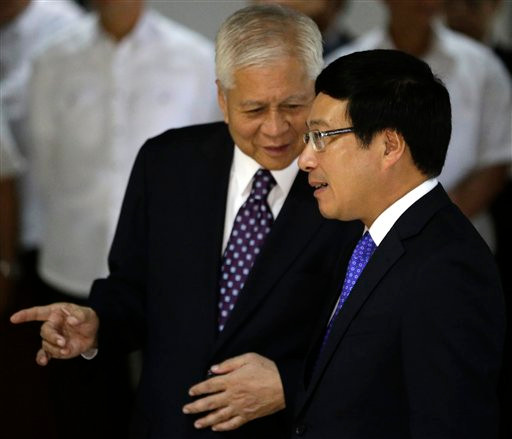 Ngoại trưởng Philippines Albert del Rosario và Phó Thủ tướng Phạm Bình Minh.
