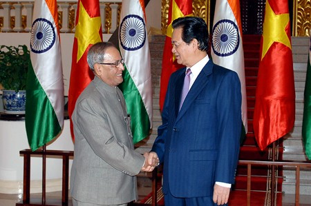 Thủ tướng Nguyễn Tấn Dũng hội kiến với Tổng thống Ấn Độ Pranab Mukherjee trong chuyến công du Việt Nam hồi tháng trước. Thủ tướng Nguyễn Tấn Dũng hội kiến với Tổng thống Ấn Độ Pranab Mukherjee trong chuyến công du Việt Nam hồi tháng trước.