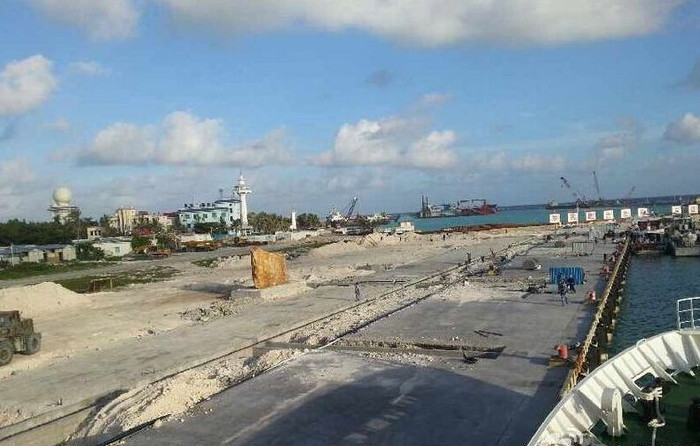 Cận cảnh công trường xây dựng trái phép đường băng trên đảo Phú Lâm. Cận cảnh công trường xây dựng trái phép đường băng trên đảo Phú Lâm.