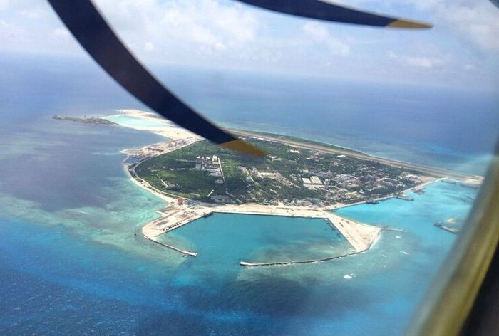 Đảo Phú Lâm, Hoàng Sa nhìn từ trên máy bay. Trung Quốc cất quân xâm lược nhóm phía Đông quần đảo Hoàng Sa năm 1956 và thôn tính nốt nửa phía Tây năm 1974 và chiếm đóng bất hợp pháp từ đó tới nay. Đảo Phú Lâm, Hoàng Sa nhìn từ trên máy bay. Trung Quốc cất quân xâm lược nhóm phía Đông quần đảo Hoàng Sa năm 1956 và thôn tính nốt nửa phía Tây năm 1974 và chiếm đóng bất hợp pháp từ đó tới nay.