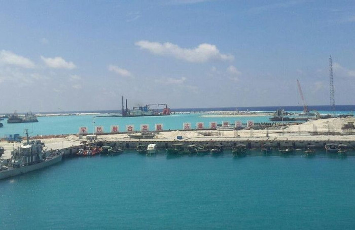 Cần cẩu, tàu thuyền, bê tông cốt thép được Trung Quốc kéo ra Hoàng Sa. Cần cẩu, tàu thuyền, bê tông cốt thép được Trung Quốc kéo ra Hoàng Sa.