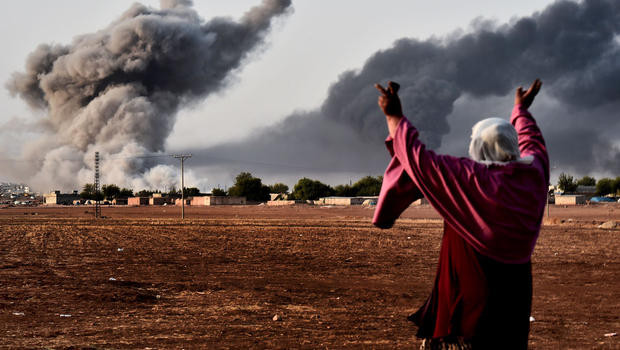 Giao tranh ác liệt đang diễn ra tại Kobani, dân quân người Kurd quyết tử giữ đất nhưng gặp nhiều khó khăn trước các đợt tấn công của khủng bố IS. Giao tranh ác liệt đang diễn ra tại Kobani, dân quân người Kurd quyết tử giữ đất nhưng gặp nhiều khó khăn trước các đợt tấn công của khủng bố IS.