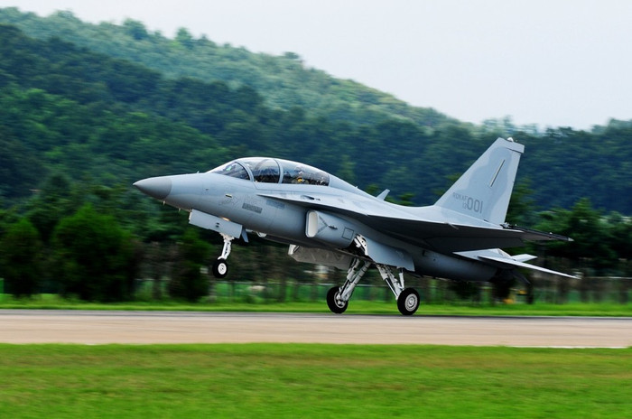 Chiếc FA-50 chở Tổng thống Park Geun-hye bay thử máy bay chiến đấu đầu tiên do Hàn Quốc chế tạo. Chiếc FA-50 chở Tổng thống Park Geun-hye bay thử máy bay chiến đấu đầu tiên do Hàn Quốc chế tạo.