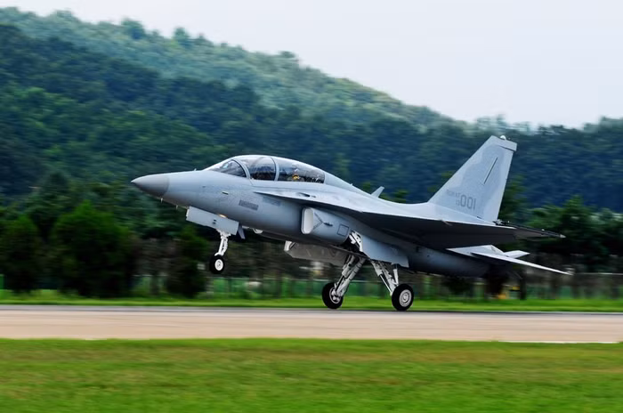 Chiếc FA-50 chở Tổng thống Park Geun-hye bay thử máy bay chiến đấu đầu tiên do Hàn Quốc chế tạo.