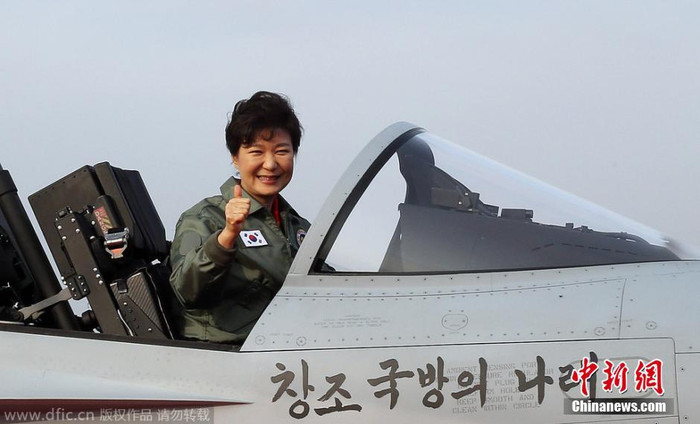 Bà Park Geun-hye chào mọi người từ buồng lái chiếc FA-50. Bà Park Geun-hye chào mọi người từ buồng lái chiếc FA-50.