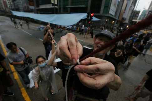 Lực lượng chống biểu tình, ủng hộ Bắc Kinh xông vào dỡ lều bạt của học sinh, sinh viên Hồng Kông dựng lên qua đêm trên phố. Điều này đã gây ra các vụ va chạm, thậm chí là ẩu đả. Lực lượng chống biểu tình, ủng hộ Bắc Kinh xông vào dỡ lều bạt của học sinh, sinh viên Hồng Kông dựng lên qua đêm trên phố. Điều này đã gây ra các vụ va chạm, thậm chí là ẩu đả.