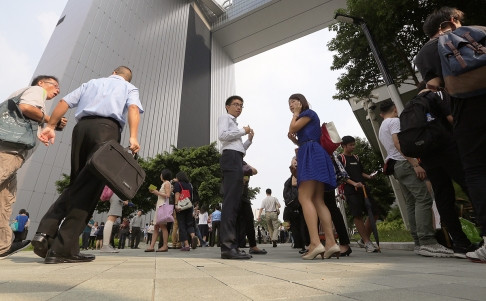 Những viên chức hành chính Hồng Kông đã không thể tới nơi làm việc do người biểu tình bịt chặt các ngả đường. Những viên chức hành chính Hồng Kông đã không thể tới nơi làm việc do người biểu tình bịt chặt các ngả đường.