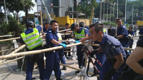 Người biểu tình lại dựng rào tre. Cho đến sáng nay cảnh sát Hồng Kông vẫn đang vất vả tìm cách tháo dỡ. Người biểu tình lại dựng rào tre. Cho đến sáng nay cảnh sát Hồng Kông vẫn đang vất vả tìm cách tháo dỡ.