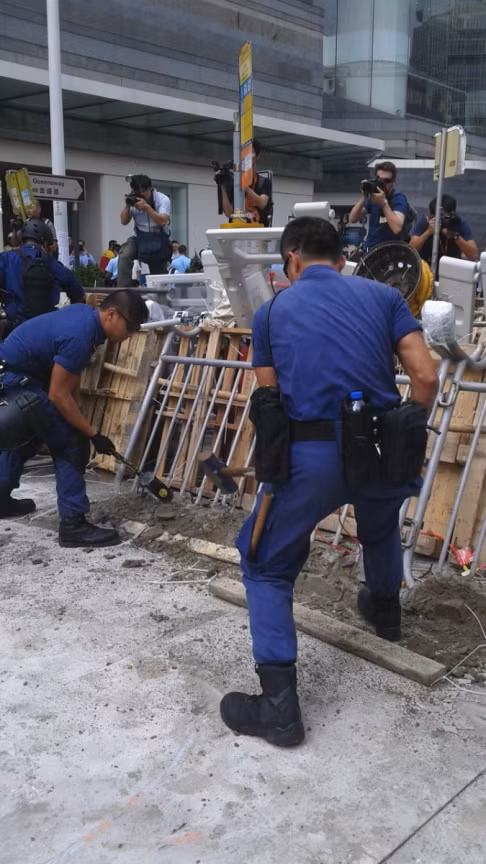 Có chỗ người biểu tình còn đổ bê tông xuống chân hàng rào. Có chỗ người biểu tình còn đổ bê tông xuống chân hàng rào.