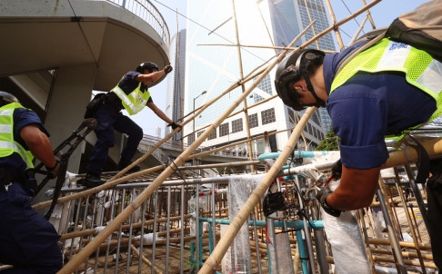 Hàng rào "ma trận" người biểu tình Hồng Kông dựng lên trên đường phố. Hàng rào "ma trận" người biểu tình Hồng Kông dựng lên trên đường phố.