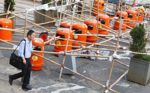 Người biểu tình Hồng Kông dùng tre dựng hàng rào chắn các tuyến phố chính ở Hồng Kông. Người biểu tình Hồng Kông dùng tre dựng hàng rào chắn các tuyến phố chính ở Hồng Kông.