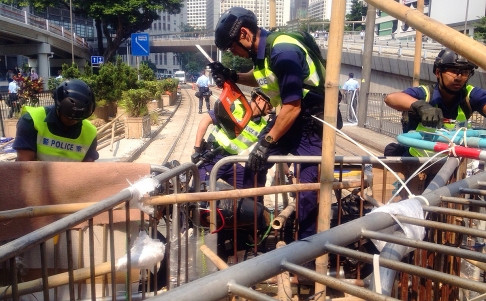 Cảnh sát Hồng Kông phải dùng máy cắt khóa để tháo dỡ hàng rào trên đường phố. Cảnh sát Hồng Kông phải dùng máy cắt khóa để tháo dỡ hàng rào trên đường phố.