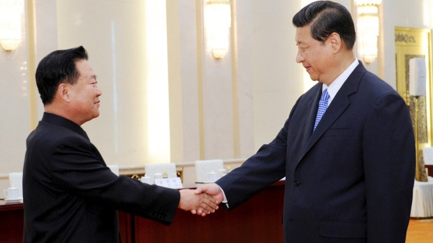 Choe Ryong-hae đi Trung Quốc gặp Tập Cận Bình với tư cách đặc sứ của Kim Jong-un. Không hiểu sao về nước không lâu, ông bị mất chức. Choe Ryong-hae đi Trung Quốc gặp Tập Cận Bình với tư cách đặc sứ của Kim Jong-un. Không hiểu sao về nước không lâu, ông bị mất chức.