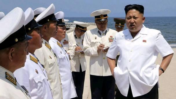 Nhà lãnh đạo Kim Jong-un trong một lần chỉ huy kiểm tra kỹ năng bơi lội của các sĩ quan hải quân Bắc Triều Tiên. Nhà lãnh đạo Kim Jong-un trong một lần chỉ huy kiểm tra kỹ năng bơi lội của các sĩ quan hải quân Bắc Triều Tiên.