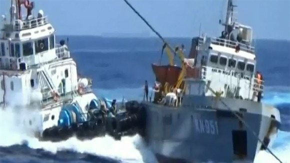 Tàu Kiểm ngư 951 của Việt Nam bị tàu của kẻ "từng vừa là đồng chí vừa là anh em" hung hãn đâm va ngay trong vùng đặc quyền kinh tế, thềm lục địa Việt Nam, nơi Bắc Kinh hạ đặt bất hợp pháp giàn khoan 981. Tàu Kiểm ngư 951 của Việt Nam bị tàu của kẻ "từng vừa là đồng chí vừa là anh em" hung hãn đâm va ngay trong vùng đặc quyền kinh tế, thềm lục địa Việt Nam, nơi Bắc Kinh hạ đặt bất hợp pháp giàn khoan 981.