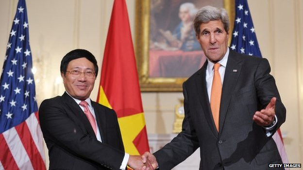 Phó Thủ tướng kiêm Bộ trưởng Ngoại giao Phạm Bình Minh và Ngoại trưởng Mỹ John Kerry. Phó Thủ tướng kiêm Bộ trưởng Ngoại giao Phạm Bình Minh và Ngoại trưởng Mỹ John Kerry.