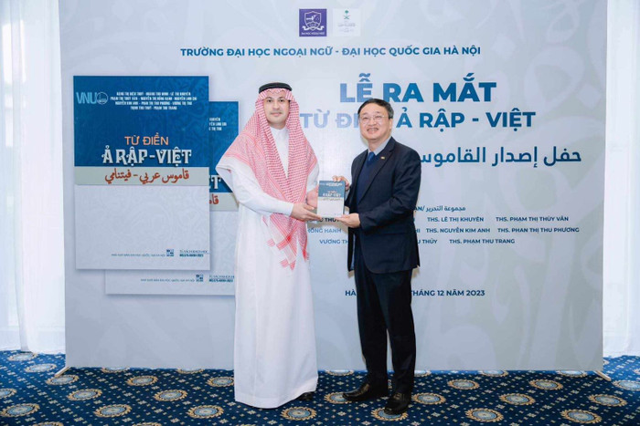 Đại sứ Vương quốc Saudi Arabia tại Việt Nam Mohammed Ismaeil A. Dahlwy và Tiến sĩ Đỗ Tuấn Minh, Chủ tịch Hội đồng Trường Đại học Ngoại ngữ, Đại học Quốc gia Hà Nội cùng giới thiệu cuốn Từ điển Arab - Việt. Ảnh: Đại sứ quán Saudi Arabia.