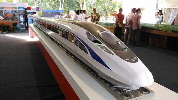 Mô hình đường sắt cao tốc nhà thầu Trung Quốc trưng bày trong ngày động thổ khởi công dự án đường sắt Bandung - Jakarta, ảnh: Nikkei Asian Review. Mô hình đường sắt cao tốc nhà thầu Trung Quốc trưng bày trong ngày động thổ khởi công dự án đường sắt Bandung - Jakarta, ảnh: Nikkei Asian Review.