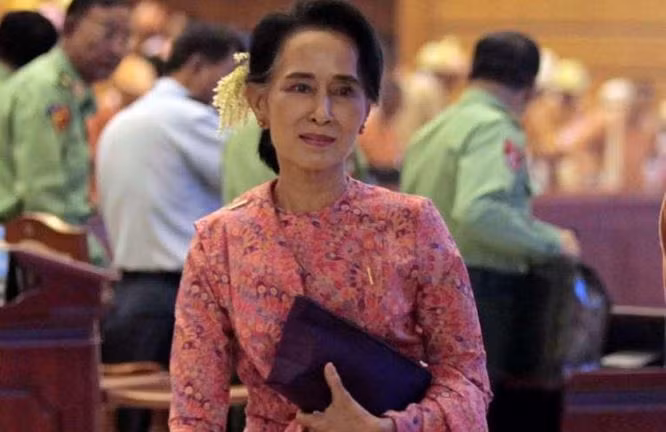 Lãnh tụ NLD Aung San Suu Kyi tham dự phiên họp đầu tiên của Quốc hội mới Myanmar. Ảnh: EPA.