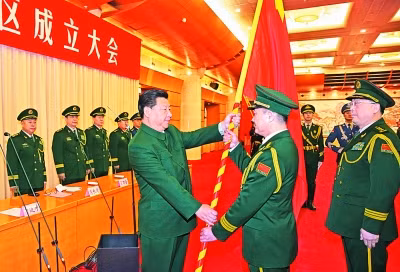 Ông Tập Cận Bình trao cờ thành lập Chiến khu, ảnh: egpaper.gmw.cn