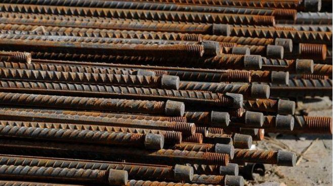Thép giá rẻ Trung Quốc tràn ngập EU, nhưng có phải là sản phẩm của sự vi phạm luật chơi hay không – lãnh đạo EC phải tìm câu trả để cứu ngành thép của EU. Ảnh: BBC. Thép giá rẻ Trung Quốc tràn ngập EU, nhưng có phải là sản phẩm của sự vi phạm luật chơi hay không – lãnh đạo EC phải tìm câu trả để cứu ngành thép của EU. Ảnh: BBC.