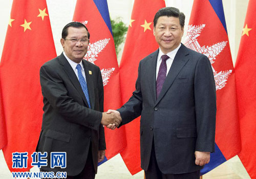 Thủ tướng Campuchia Hun Sen và Chủ tịch Trung Quốc Tập Cận Bình. Campuchia là nước nhận được viện trợ lớn nhất từ Trung Quốc hiện nay. Ảnh: Tân Hoa Xã.