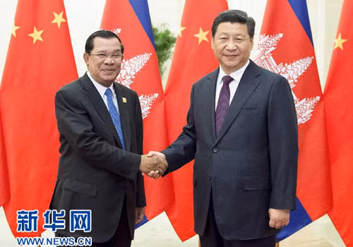 Thủ tướng Campuchia Hun Sen và Chủ tịch Trung Quốc Tập Cận Bình. Campuchia là nước nhận được viện trợ lớn nhất từ Trung Quốc hiện nay. Ảnh: Tân Hoa Xã. Thủ tướng Campuchia Hun Sen và Chủ tịch Trung Quốc Tập Cận Bình. Campuchia là nước nhận được viện trợ lớn nhất từ Trung Quốc hiện nay. Ảnh: Tân Hoa Xã.