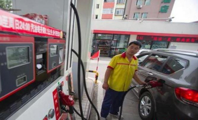 Trung Quốc giảm lượng dầu nhập khẩu trực tiếp vào nước này, nhưng họ lại tạo ra cơ chế sử dụng dầu giá rẻ để hưởng lợi. Ảnh: ifeng.