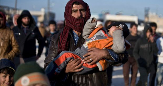 Người dân Aleppo, Syria tiếp tục phải rời bỏ quê hương hướng về biên giới với Thổ Nhĩ Kỳ để lánh nạn, ảnh: Irish Times.