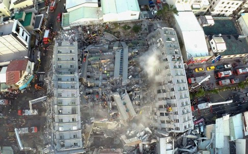 9 tòa nhà bị sập ở Đài Loan trong trận động đất, chỉ có tòa chung cư Wei Guan này gây thương vong. Ảnh: SCMP. 9 tòa nhà bị sập ở Đài Loan trong trận động đất, chỉ có tòa chung cư Wei Guan này gây thương vong. Ảnh: SCMP.