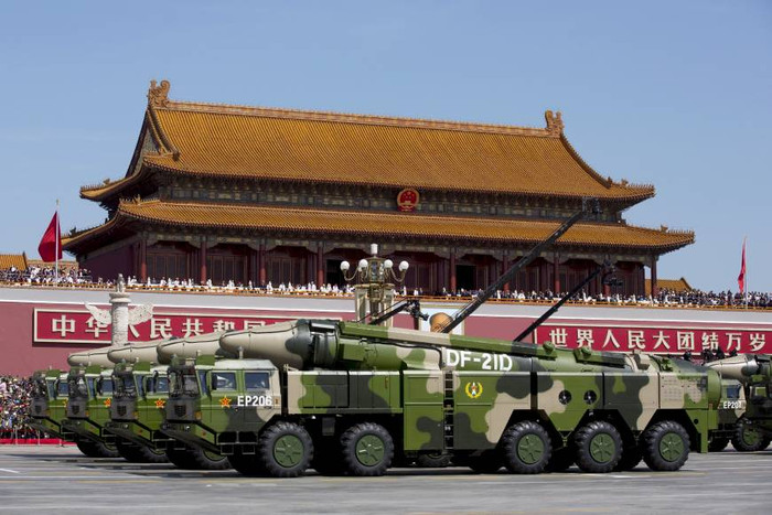 Tên lửa chiến lược Trung Quốc diễu qua Thiên An Môn trong cuộc duyệt binh 3/9 năm ngoái, ảnh: Reuters. Tên lửa chiến lược Trung Quốc diễu qua Thiên An Môn trong cuộc duyệt binh 3/9 năm ngoái, ảnh: Reuters.