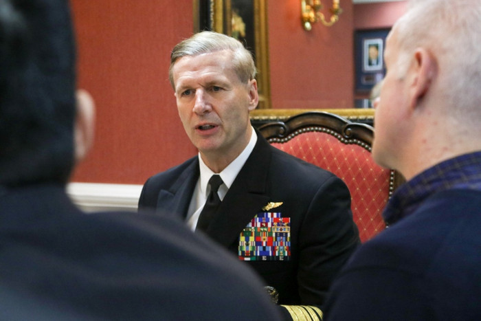 Phó Đô đốc Joseph P Aucoin, ảnh: stripes.com. Phó Đô đốc Joseph P Aucoin, ảnh: stripes.com.