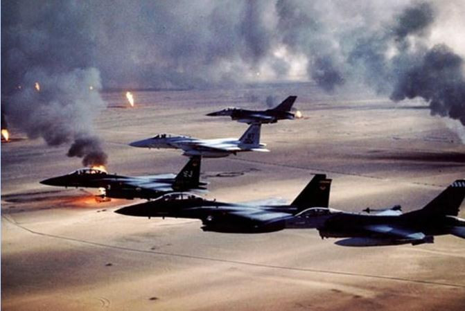 Máy bay Liên quân ném bom trong Chiến dịch Bão táp sa mạc – chứng minh sự sai lầm trong ảo tưởng của Saddam Hussein. Ảnh: Internet. Máy bay Liên quân ném bom trong Chiến dịch Bão táp sa mạc – chứng minh sự sai lầm trong ảo tưởng của Saddam Hussein. Ảnh: Internet.