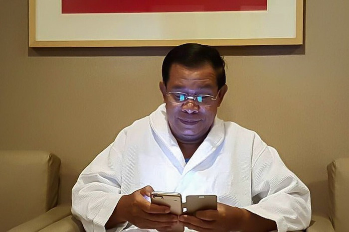 Hình ảnh ông Hun Sen sử dụng điện thoại thông minh để truy cập Facebook được đăng trên tài khoản của Thủ tướng Campuchia hôm Thứ Ba, ảnh: The Cambodia Daily. Hình ảnh ông Hun Sen sử dụng điện thoại thông minh để truy cập Facebook được đăng trên tài khoản của Thủ tướng Campuchia hôm Thứ Ba, ảnh: The Cambodia Daily.