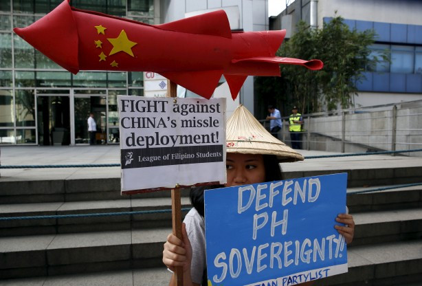 Dân Philippines cầm theo mô hình tên lửa Trung Quốc đến biểu tình phản đối trước tòa lãnh sự quán nước này, yêu cầu Trung Quốc ngừng gây hấn ở Biển Đông, ảnh: Reuters. Dân Philippines cầm theo mô hình tên lửa Trung Quốc đến biểu tình phản đối trước tòa lãnh sự quán nước này, yêu cầu Trung Quốc ngừng gây hấn ở Biển Đông, ảnh: Reuters.